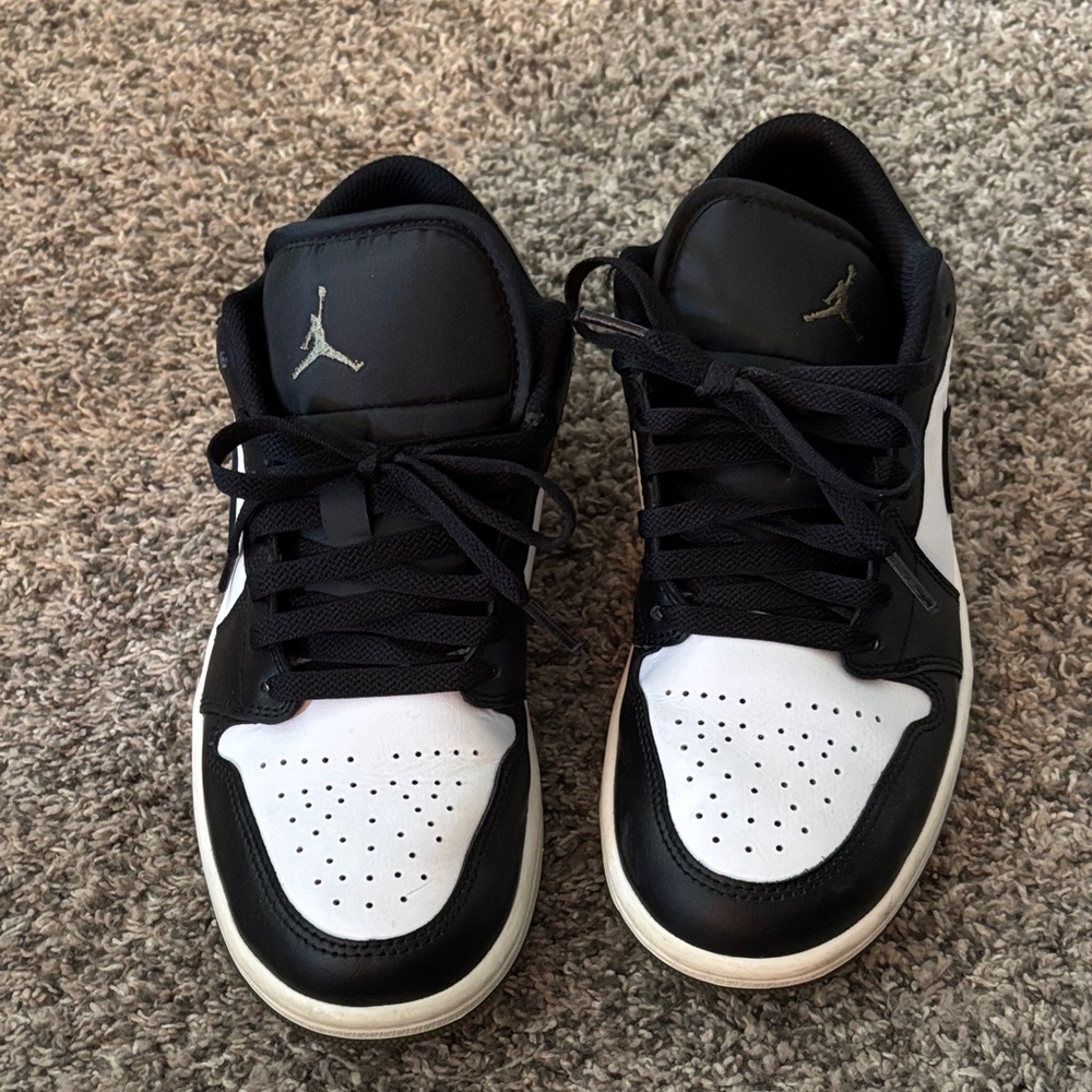 Jordan Boys Black and White Sneakers - Picture 2 of 8